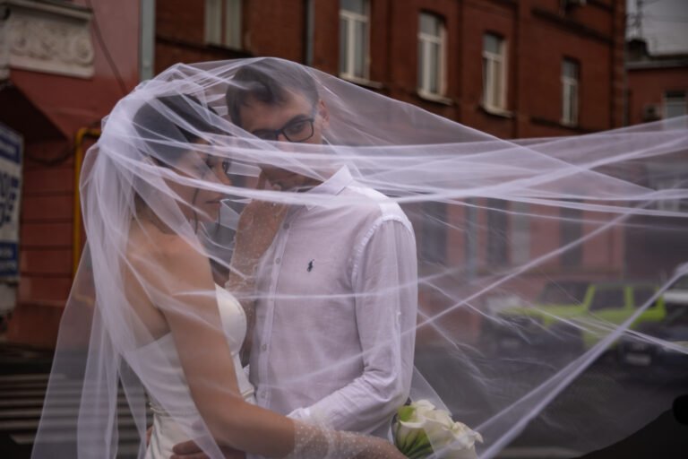 Молодята під фатою під час весільної зйомки
